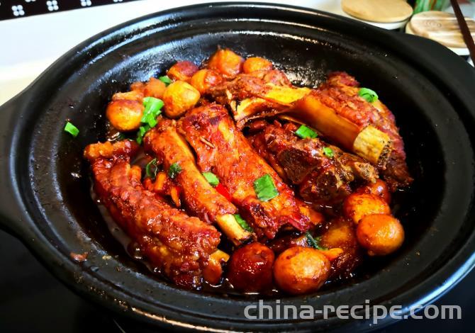 The method of stewing pork ribs in a clay pot