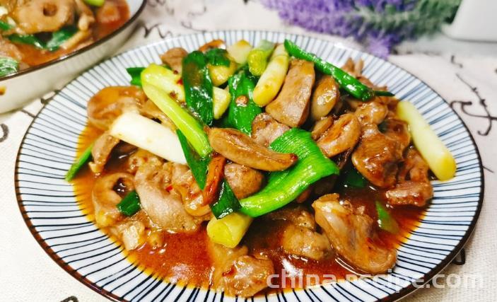 The method of stir frying chicken hearts with green garlic sprouts