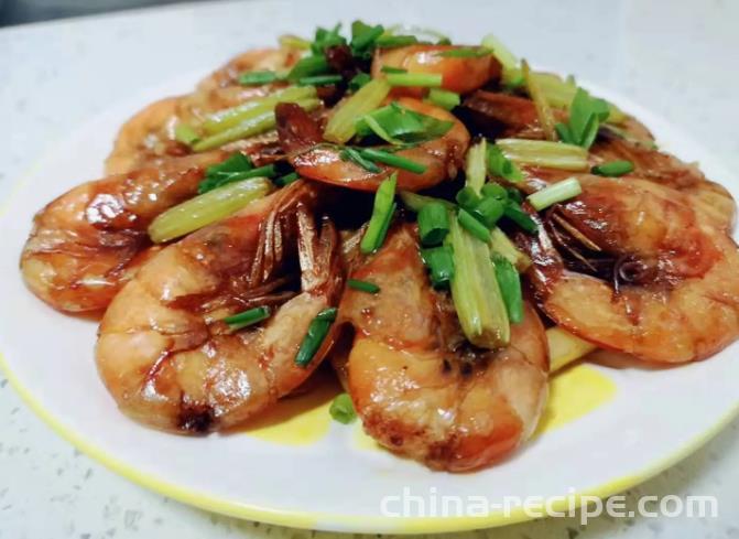 The method of stir frying prawns