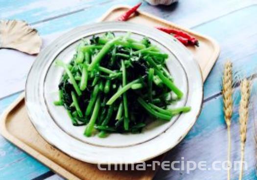 The method of stir frying garlic paste and chrysanthemum