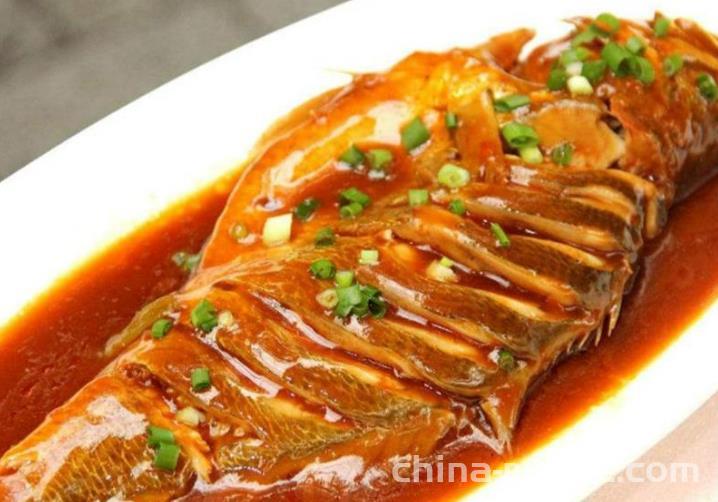 The method of cooking yellow croaker with sauce