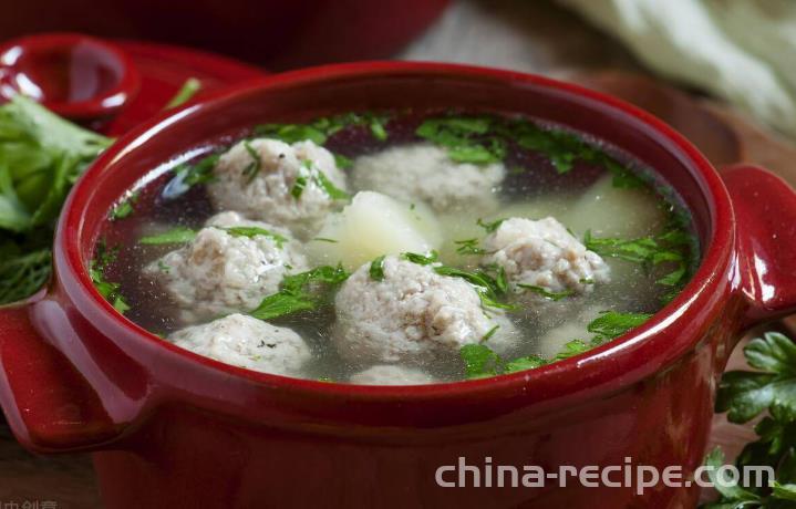 The method of stewing dishes with clear skewered meatballs in a clay pot