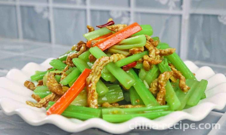 The method of stir frying celery with shredded meat