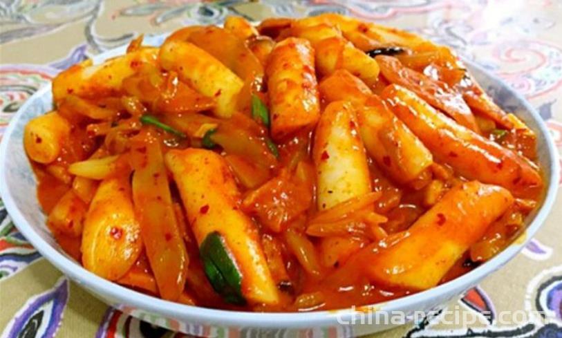 The method of making spicy stir fried rice cake with cabbage