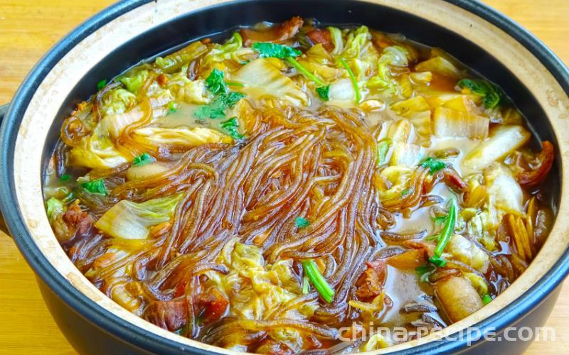 The method of stewing noodles with cabbage and tofu