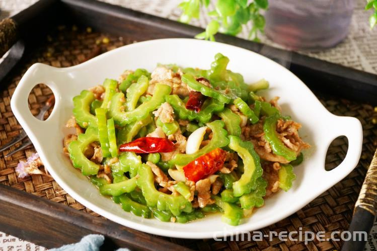 The method of stir frying pork slices with bitter melon