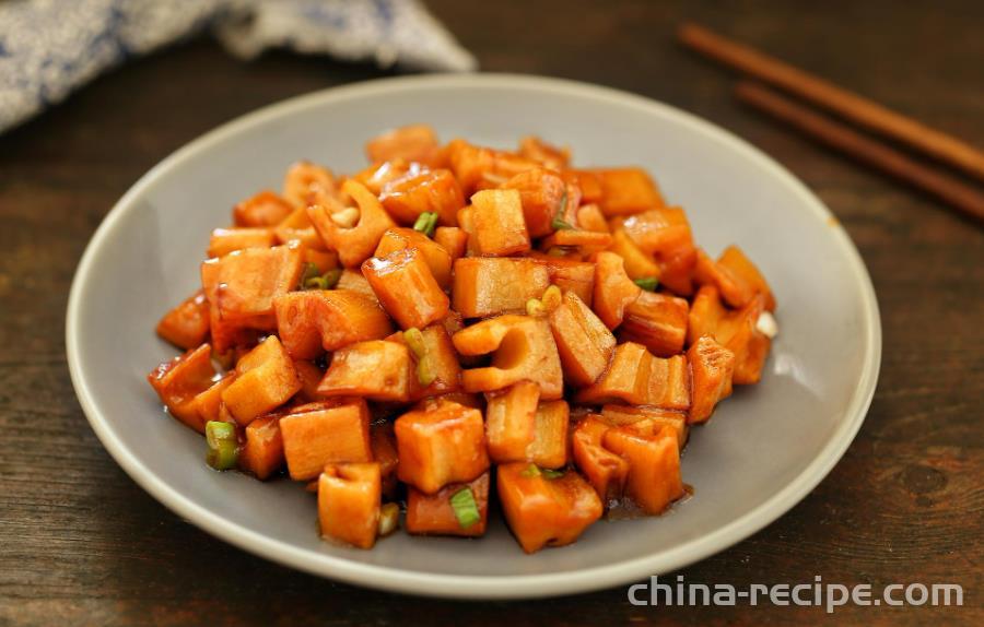 The method of making sweet and sour lotus root cubes