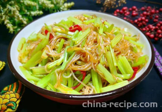 The method of stir frying celery vermicelli