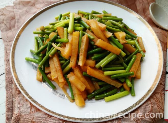 Method for making garlic sprouts and potato strips