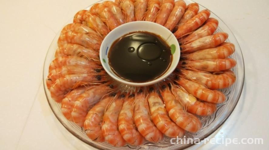 The method of boiling small nine section shrimp with clean water