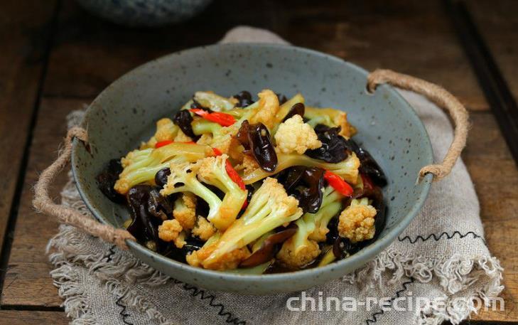 The method of stir frying fungus with cauliflower