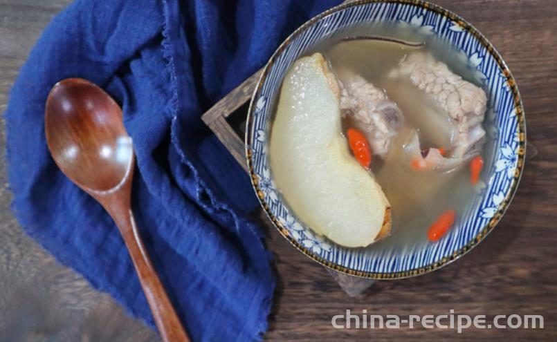 Stewed thin pig soup with scallops and sea bottom coconut rock sugar and snow pear