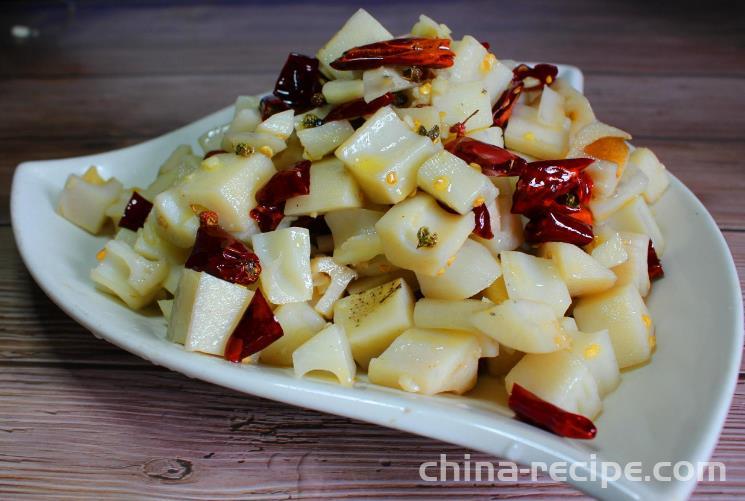 The method of stir frying diced lotus root with vegetarian ingredients