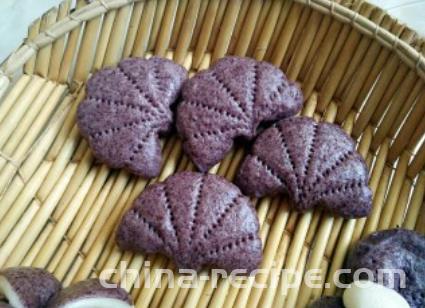 The recipe for black rice lotus leaf cake