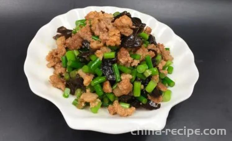 The method of stir frying meat with garlic sprouts and fungus