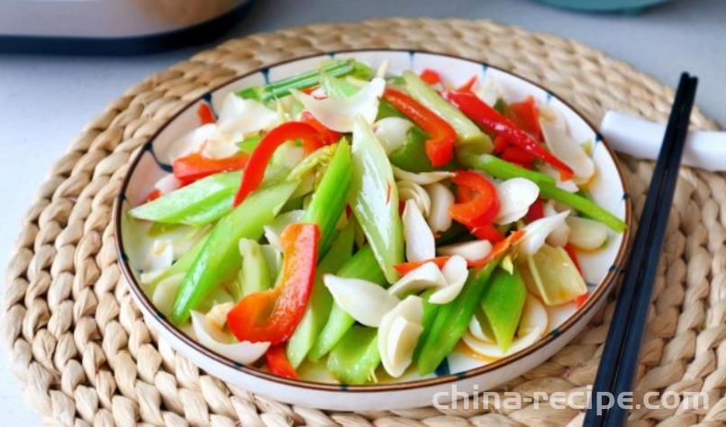 The method of stir frying celery with lilies