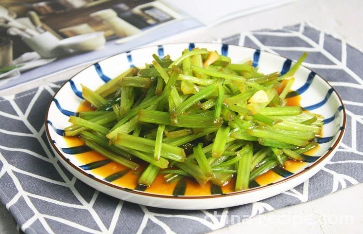 The method of stir frying celery with vegetarian ingredients