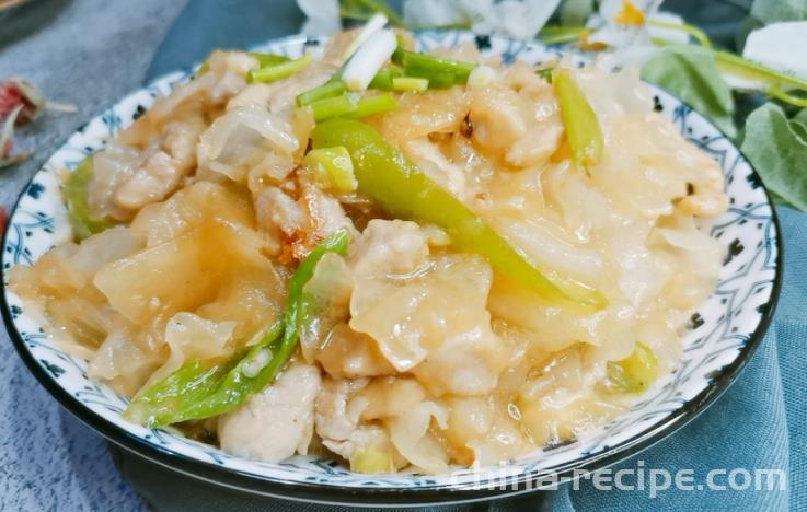 The method of stir frying pork with Tremella fuciformis