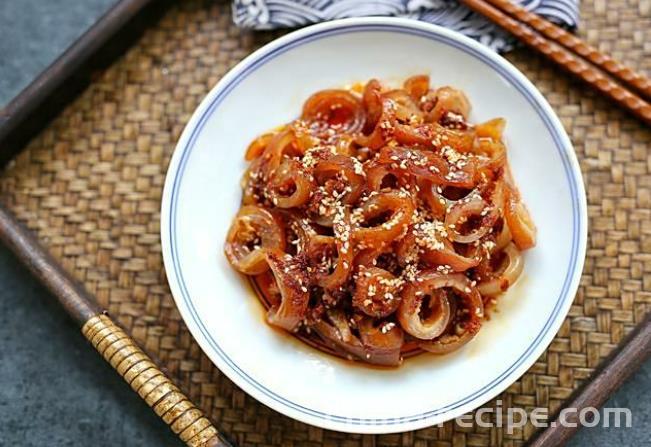 The method of making cold mixed pork skin rolls