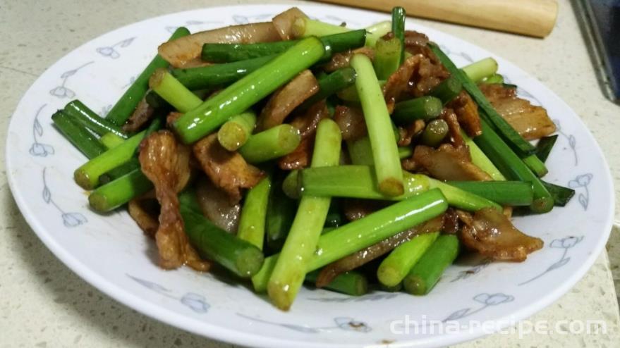 The method of stir frying garlic sprouts with spicy pork belly