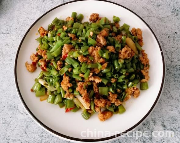 The method of stir frying vegetable hearts with homemade minced meat