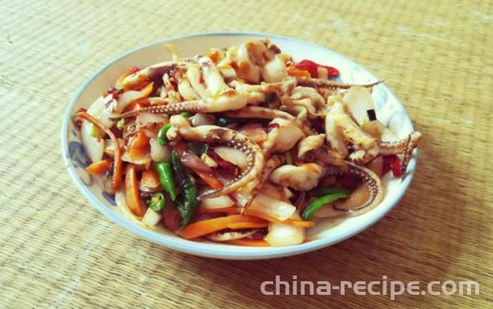 The method of stir frying squid with scallions