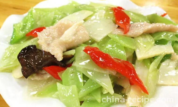 The method of stir frying bamboo shoots with double peppers