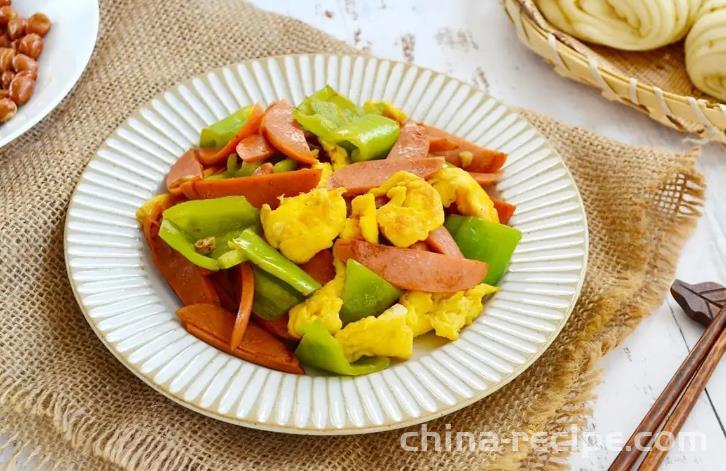 The method of stir frying egg and ham sausage with pepper