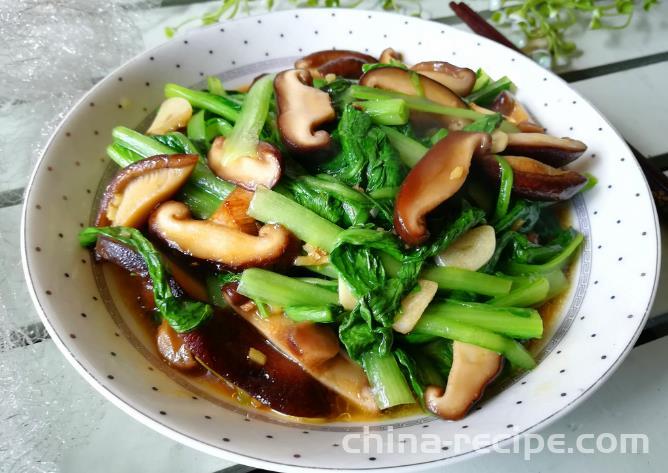 The method of stir frying shiitake mushrooms with bok choy