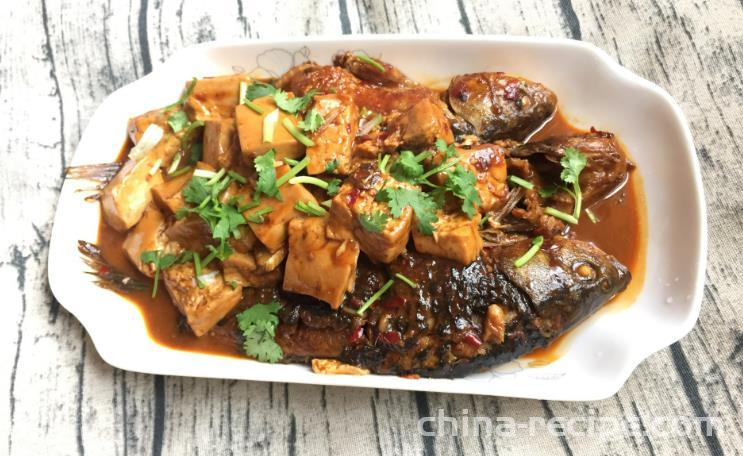 The recipe for braised crucian carp and tofu in sauce