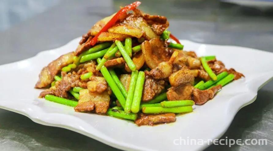 The method of stir frying garlic sprouts with pork belly