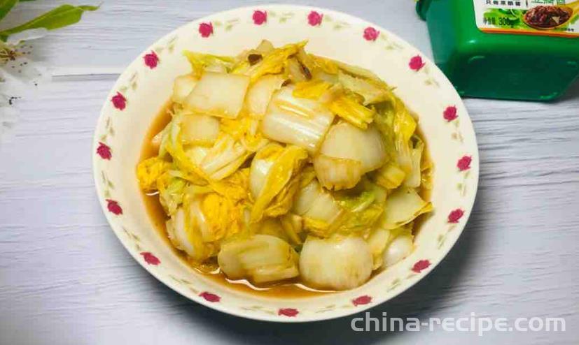 The method of stir frying cabbage with sauce