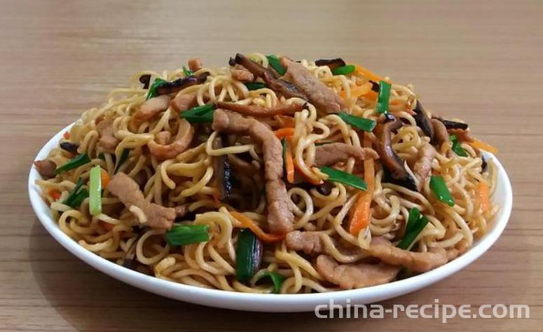 The recipe for home cooked lean meat stir fried noodles