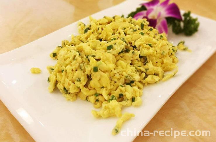 The recipe for stir frying scrambled eggs with home style scallions