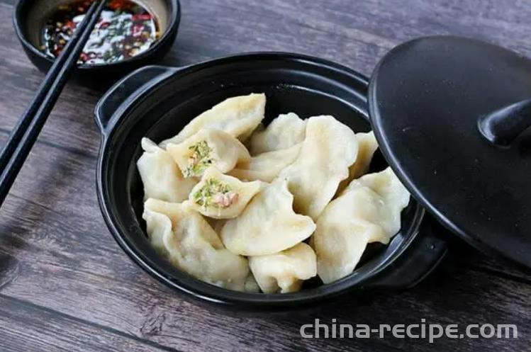 The method of making pork dumplings with dried radish leaves and pork filling