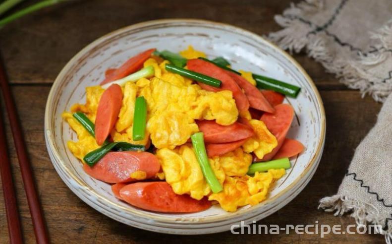 The method of stir frying eggs with ham sausage