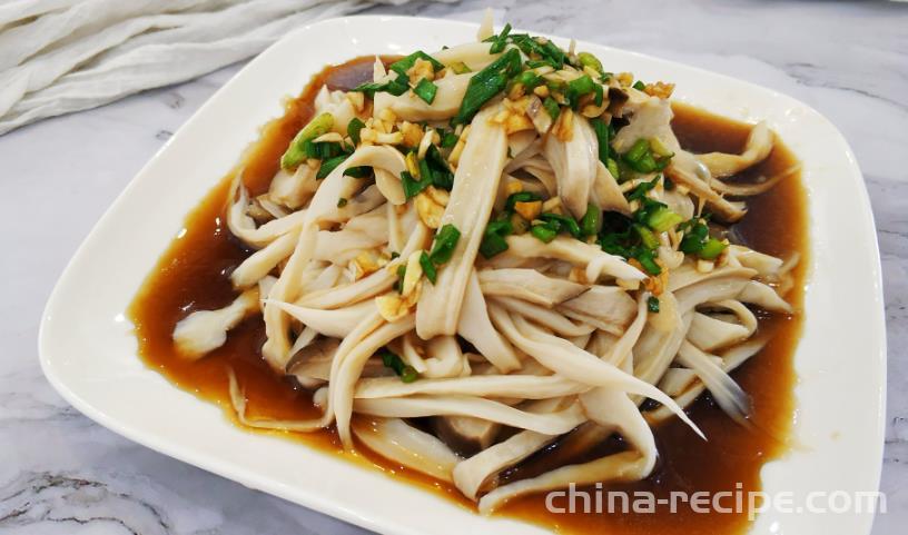 The method of tearing oyster sauce and shiitake mushrooms by hand