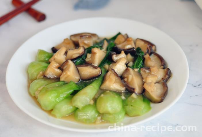 Recipe for mushroom sauce and green vegetables