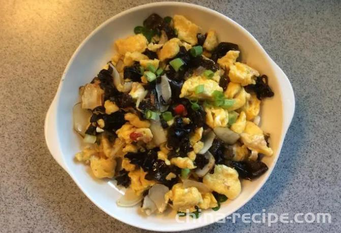 The method of stir frying eggs with fungus