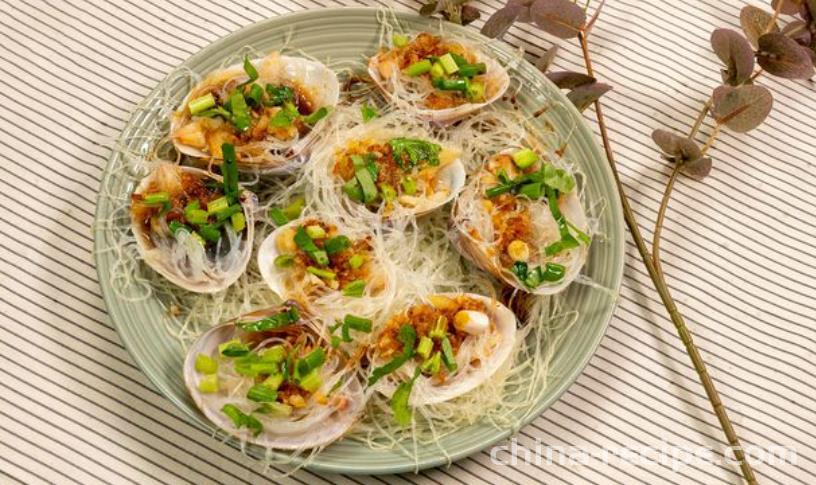 The method of steaming vermicelli with elephant clams