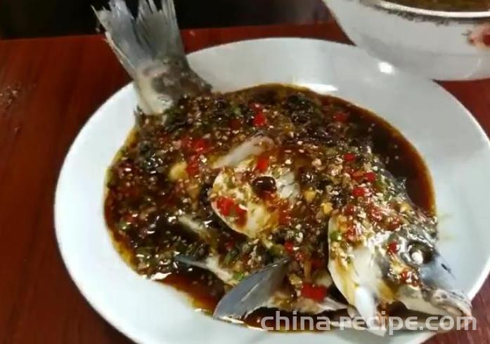 The method of boiling crucian carp in Xiangtan water