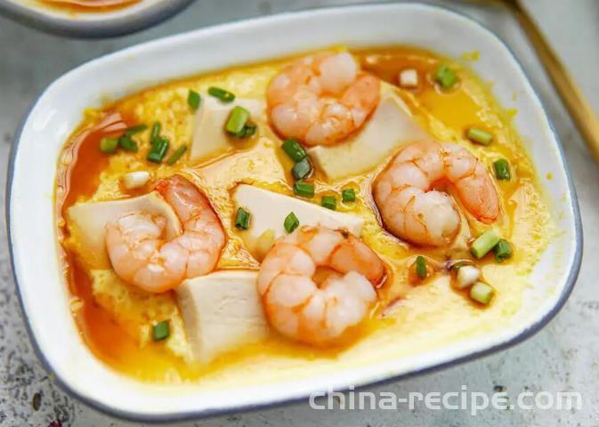 The method of steaming shrimp, tofu, and eggs in water