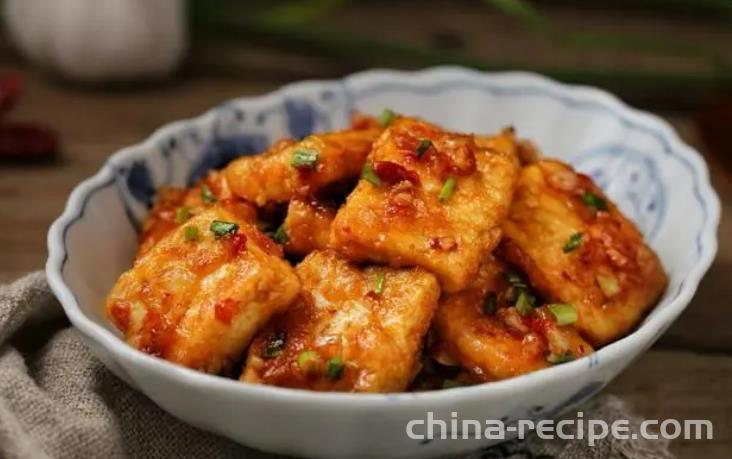 The method of chopping chili sauce and cooking tofu