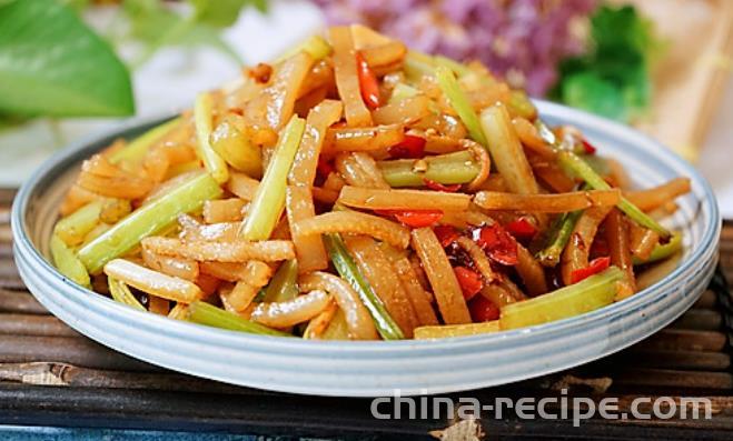 The method of stir frying pork skin with celery