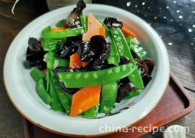 The method of stir frying black fungus with Dutch beans