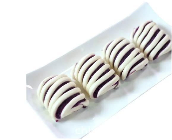 The method of making purple sweet potato rolls