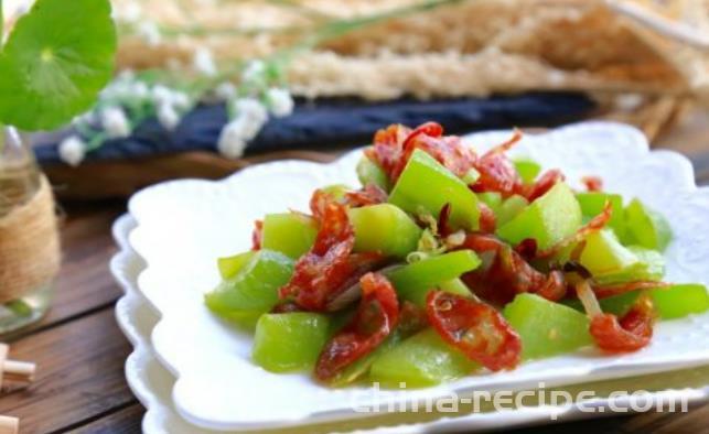 The method of stir frying sausages with green bamboo shoots