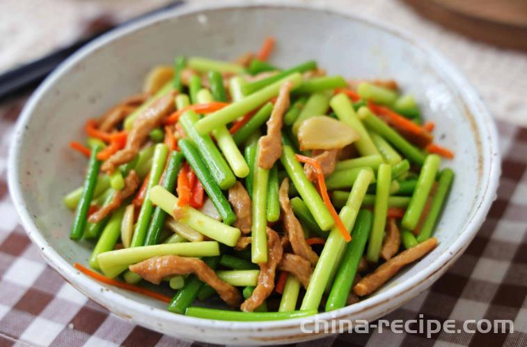 The method of making garlic sprouts and shredded meat