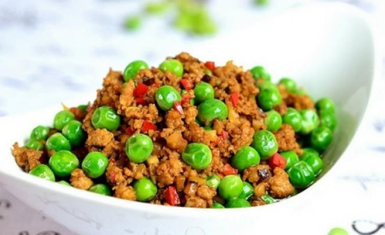 The method of stir frying peas with minced meat