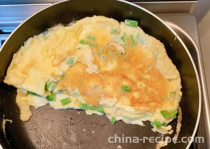 The recipe for frying eggs with green beans